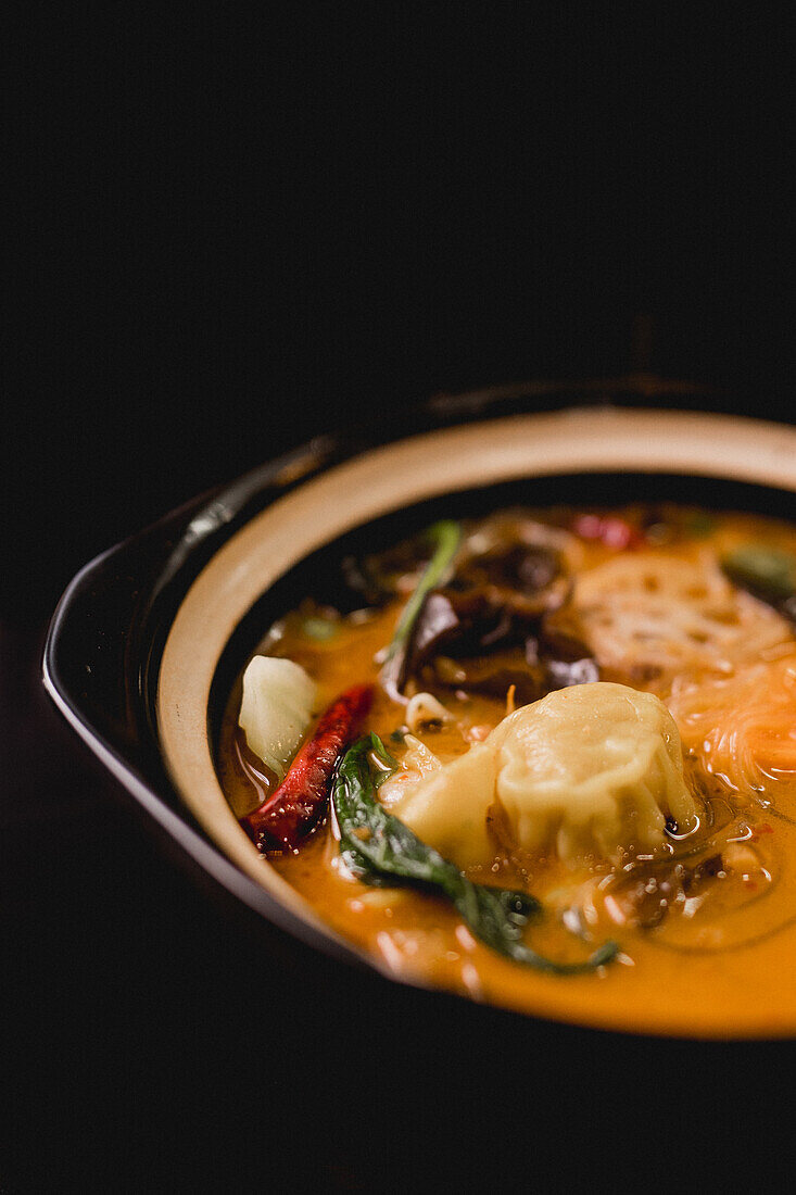 Chinesische Knödelsuppe in einer großen Keramikschüssel