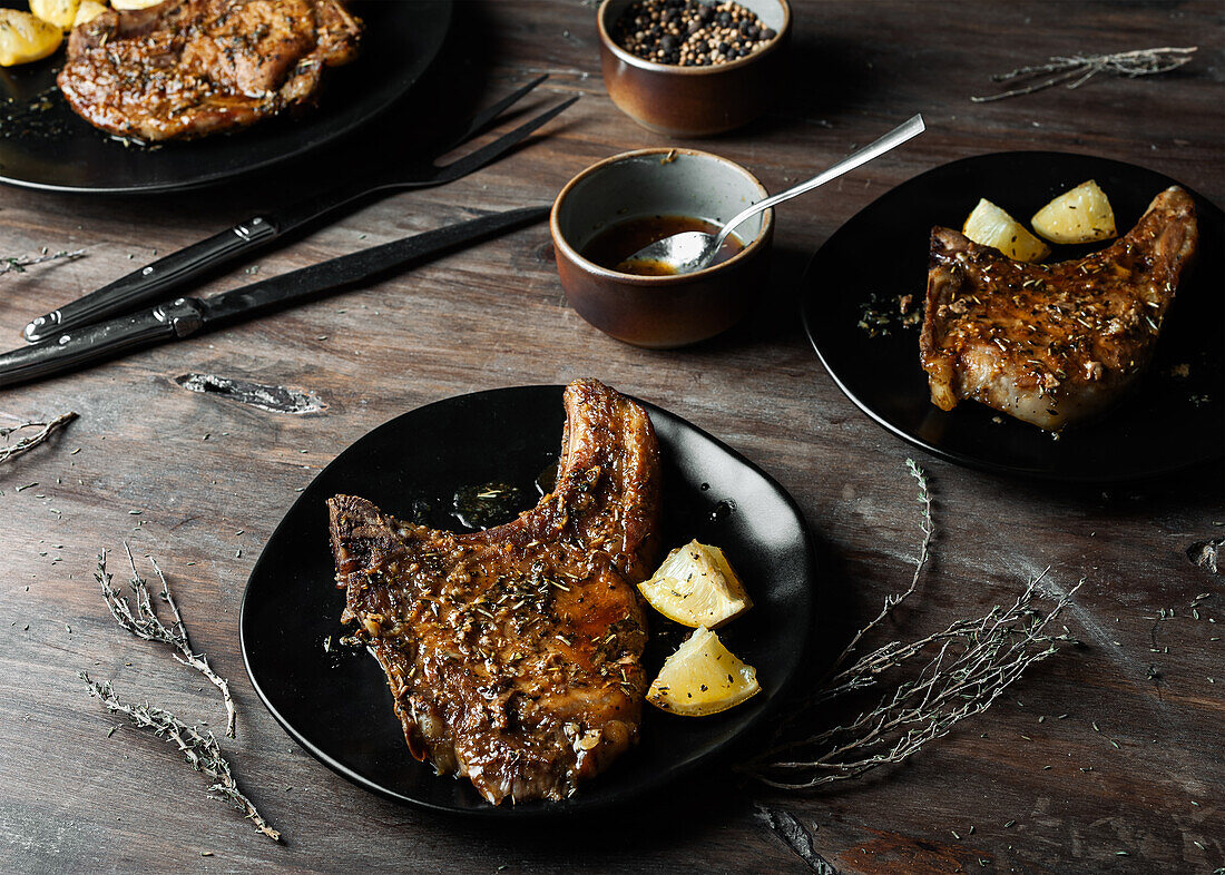 Nahaufnahme eines Schweinefilets mit Kartoffeln und Honig von oben gesehen