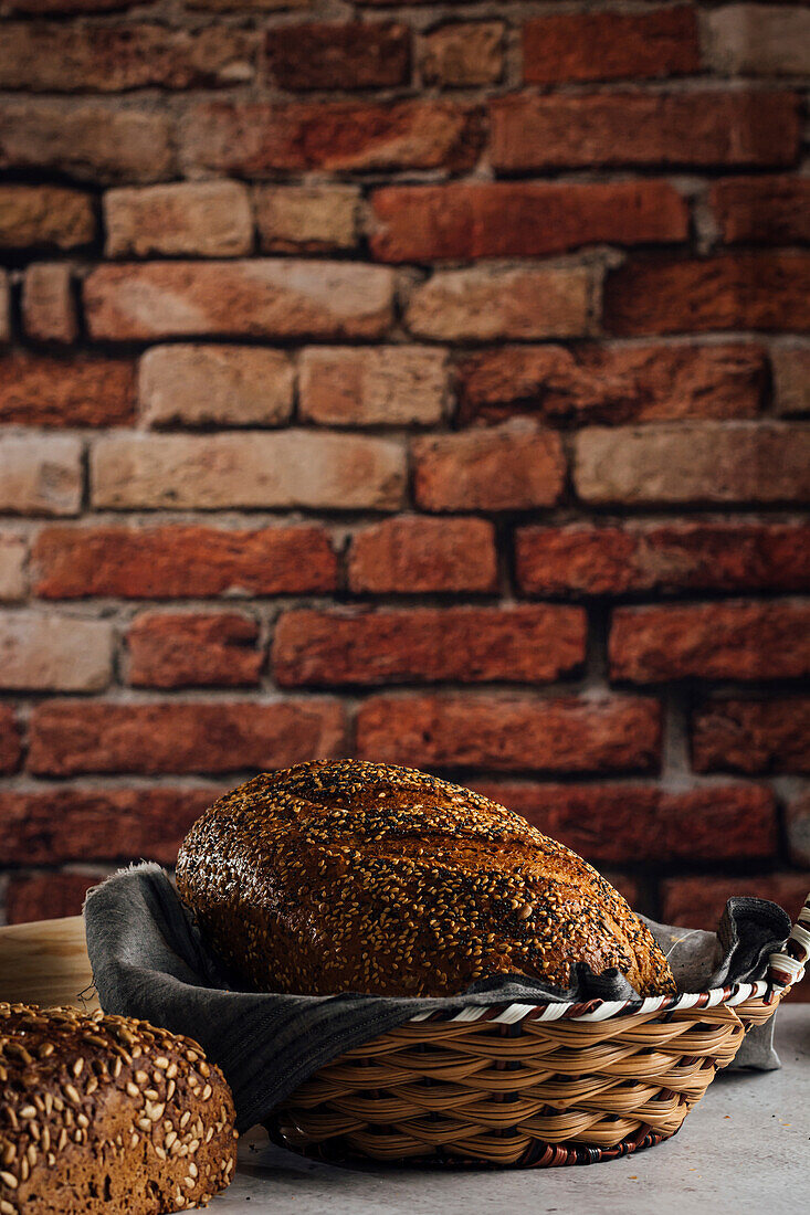 Leckeres Vollkornbrot in einem Strohkorb auf dem Tisch