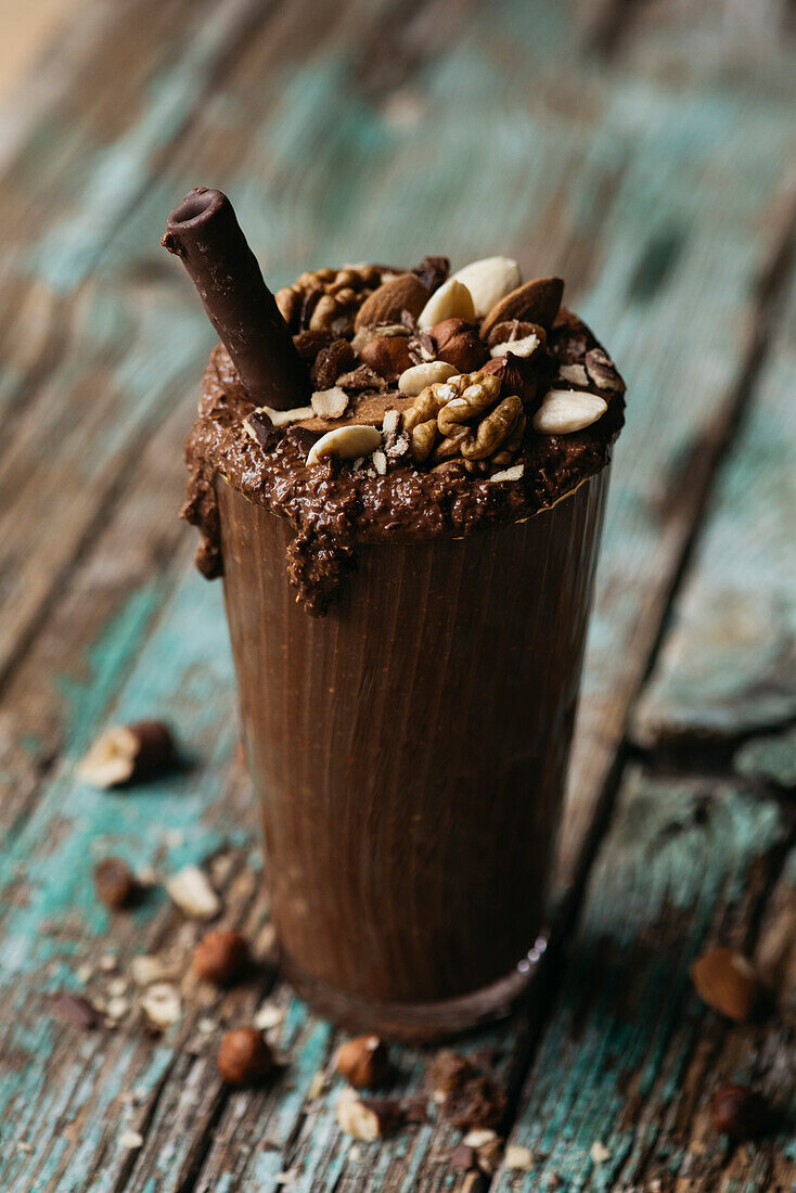 Leckerer veganer Schokoladenmilchshake mit natürlichen Nüssen