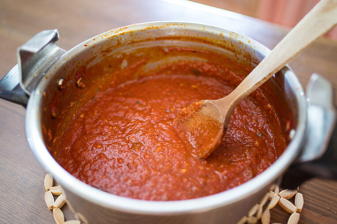 Kochen von Marinara-Sauce aus Tomaten auf dem Herd in der Küche