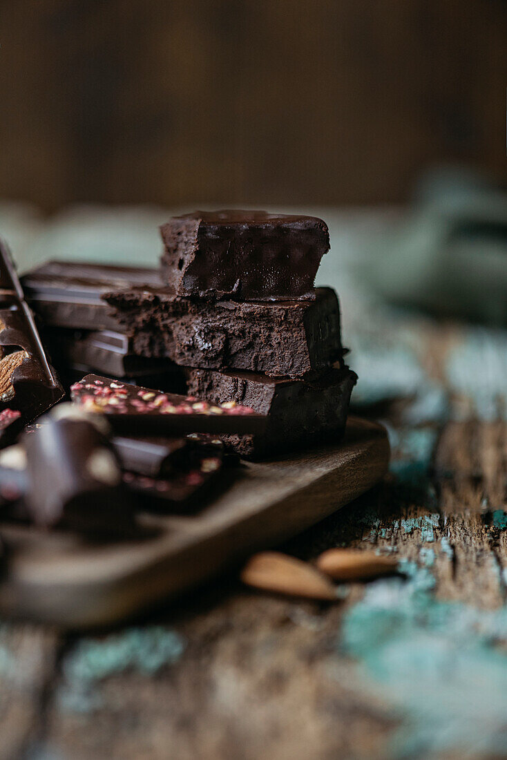 Nahaufnahme einer hausgemachten Schokoladentafel mit Nüssen und Beeren