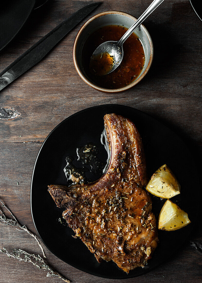 Nahaufnahme eines Schweinefilets mit Kartoffeln und Honig von oben gesehen