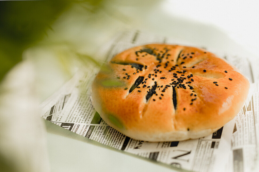 Azuki-Kuchen auf dem Tisch über einer Zeitung