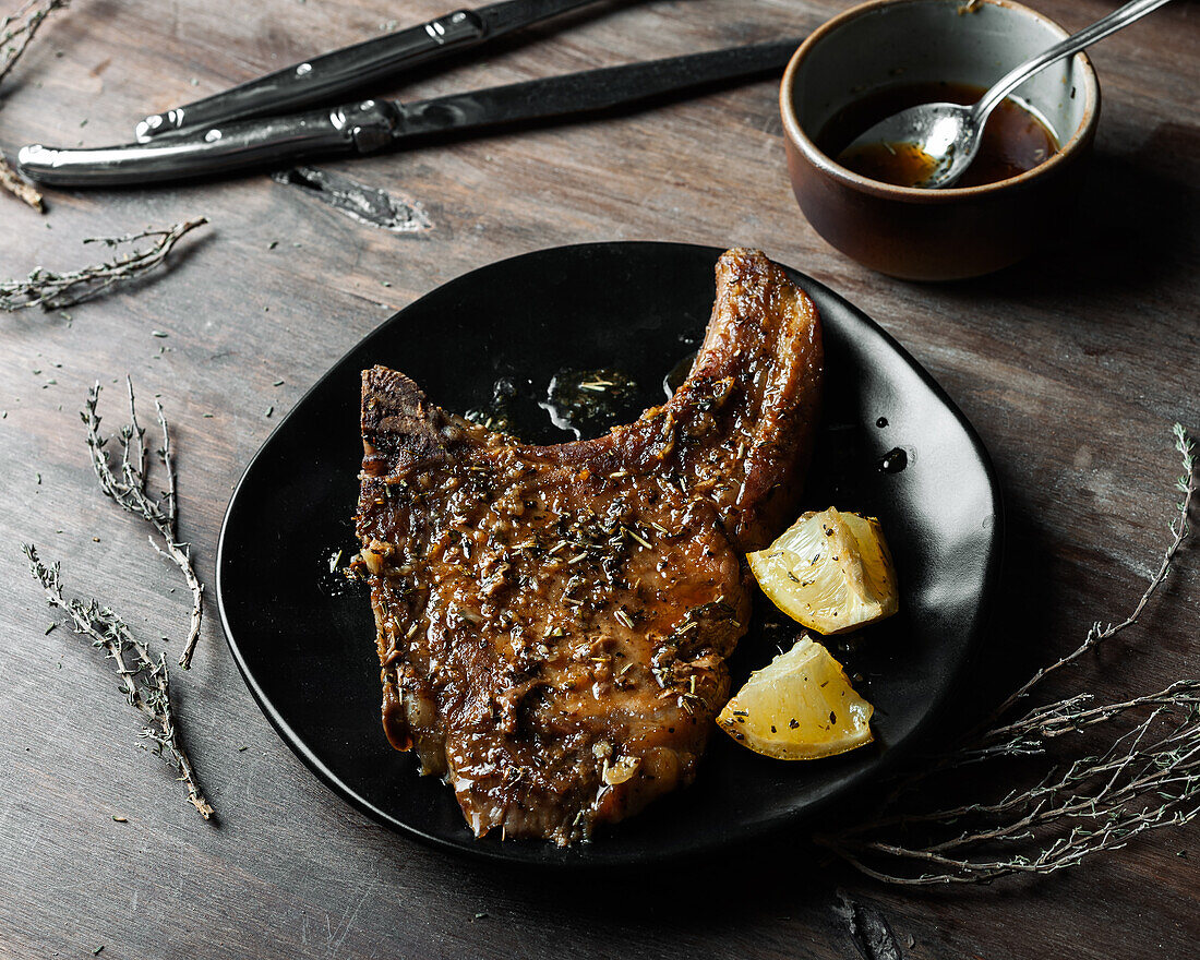 Nahaufnahme eines Schweinefilets mit Kartoffeln und Honig von oben gesehen