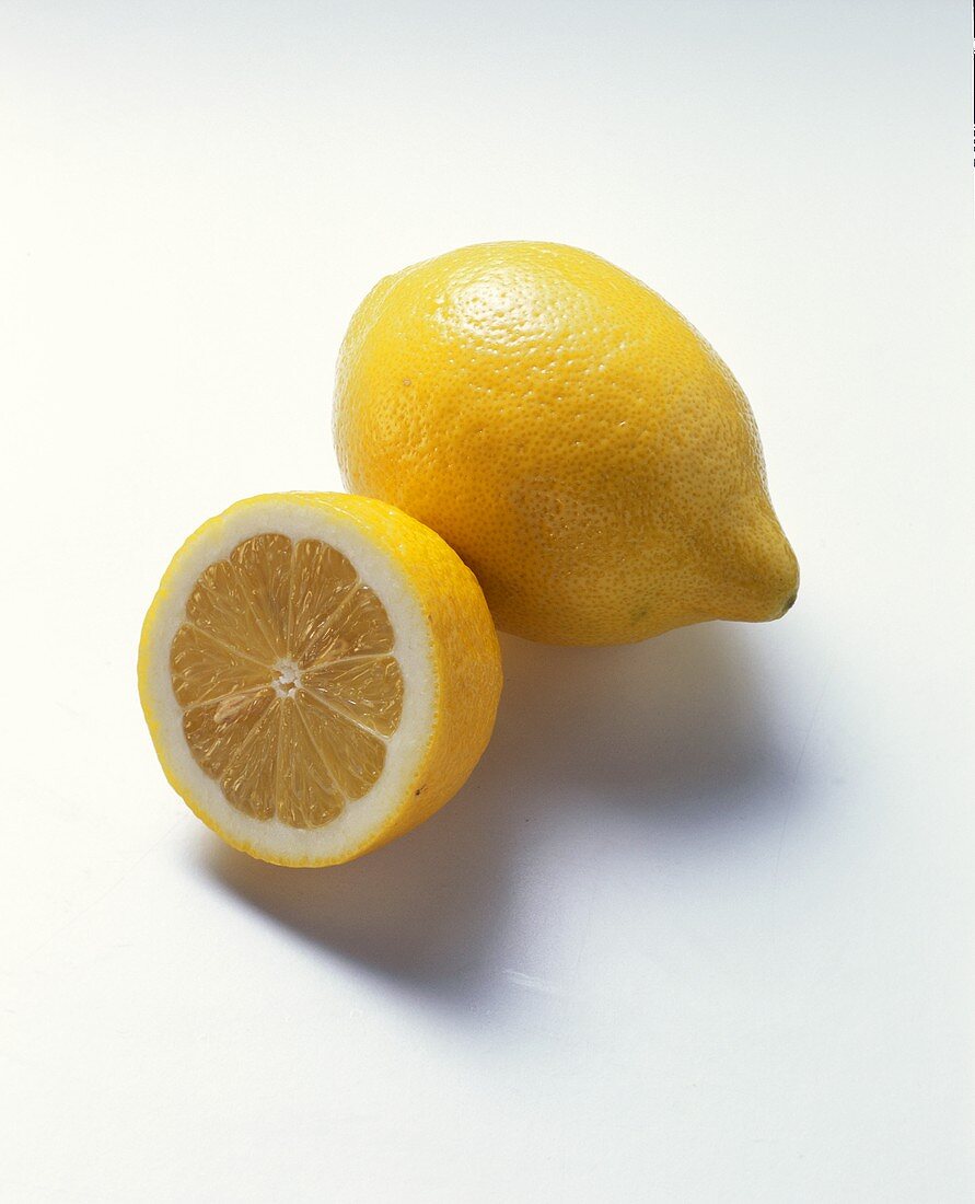 Zitronenhälfte vor ganzer Zitrone