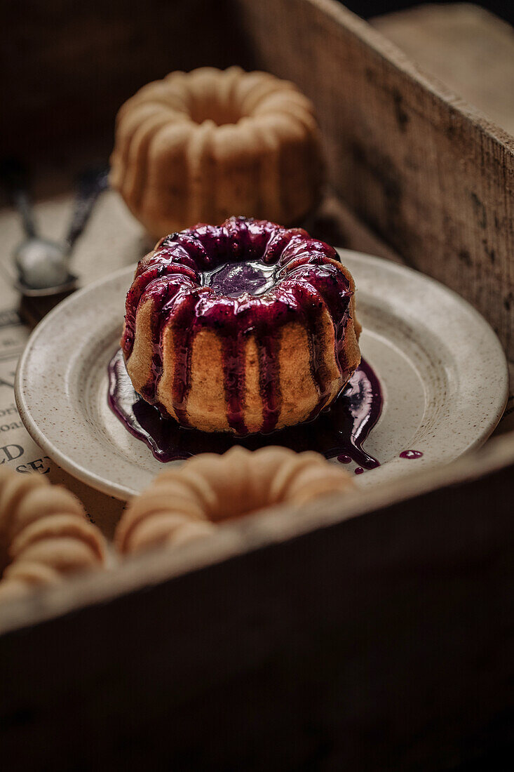 Kleine Zitronen-Bundt Cakes mit Heidelbeerglasur