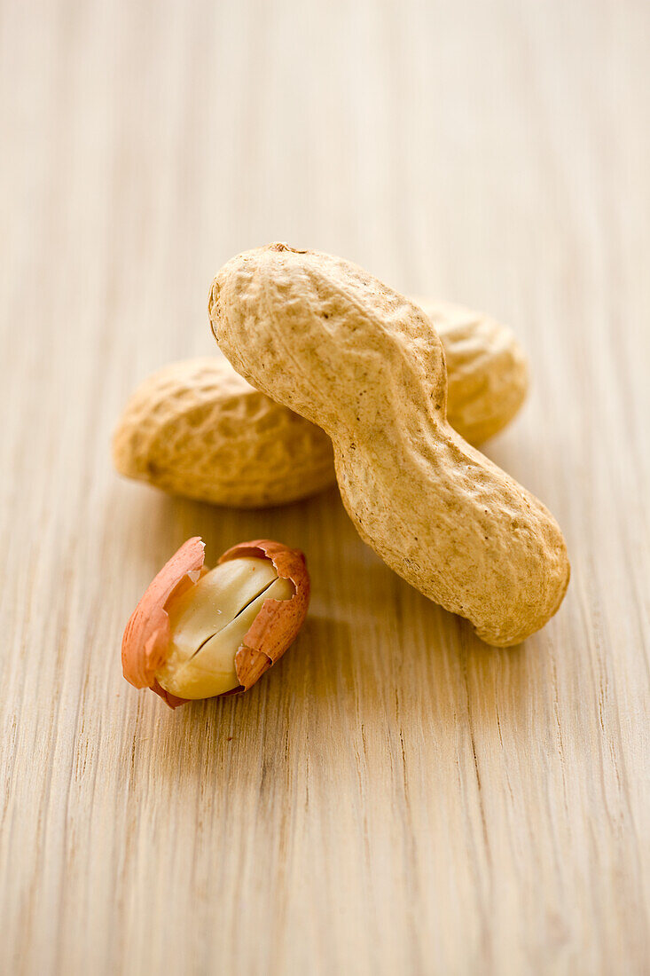 Unpeeled and shelled peanuts