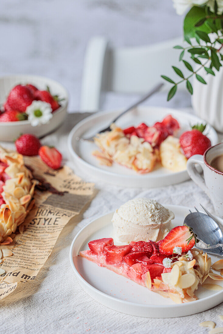 Erdbeer-Galette mit Vanilleeis