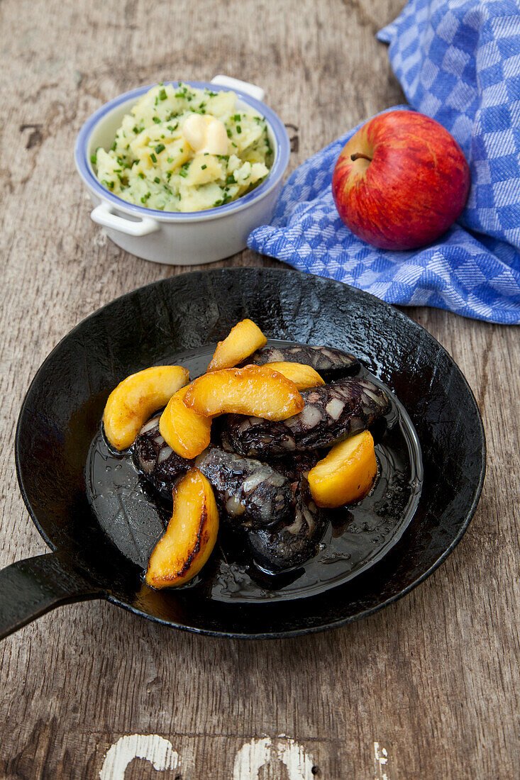 Blutwurst mit gebratenem Apfel und Kartoffelsalat