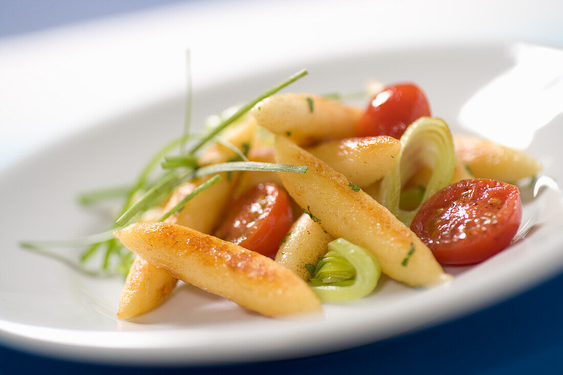 Schupfnudeln with leek and cherry tomatoes