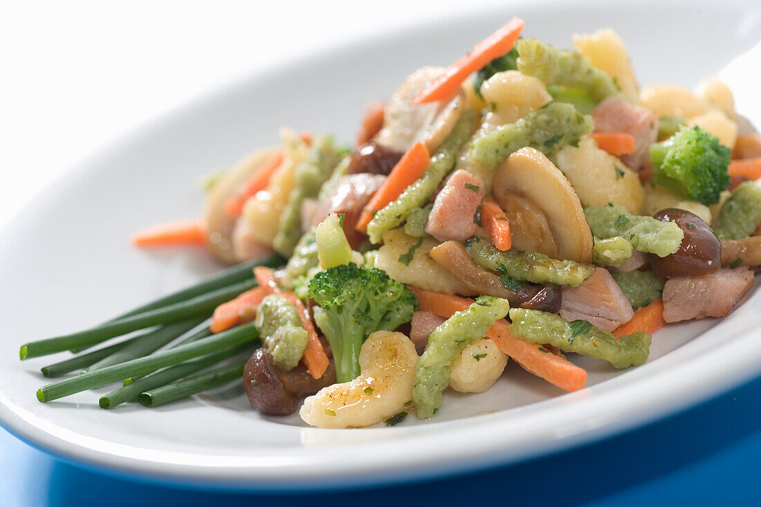 Spaetzle with smoked pork, mushrooms, broccoli and carrots