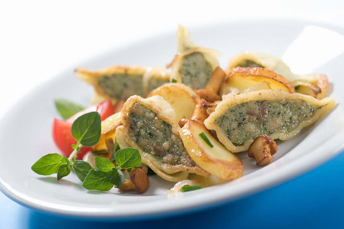 Geröstete Maultaschen mit Pfifferlingen und Tomaten