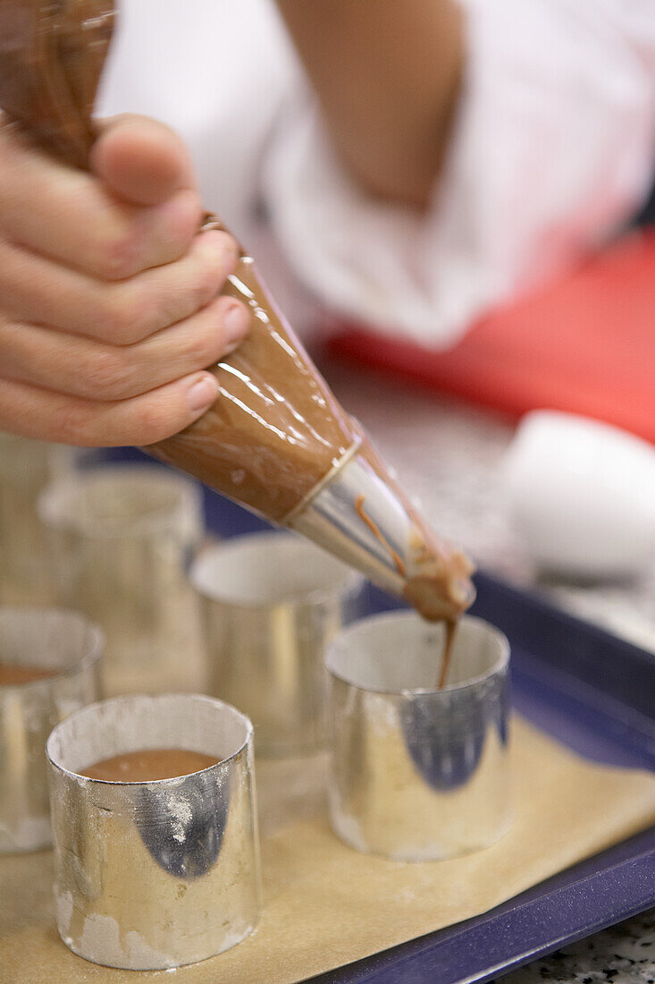 Schokoladenmousse in Dessertringe füllen