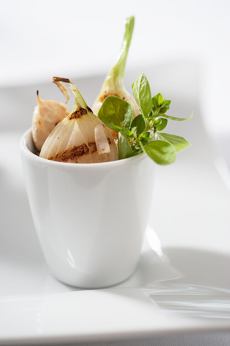 Gegrillter Knoblauch mit frischen Kräutern