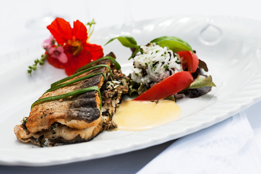 Gefüllte Lachsforelle mit Salat