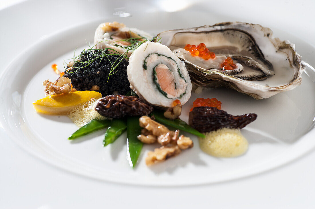 Seezungenröllchen und Auster mit Lachskaviar, Morcheln und Walnuss