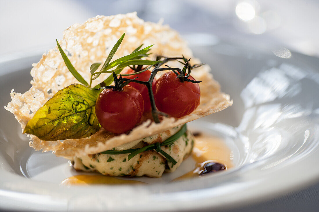 Omelett-Säckchen mit Parmesanchip und Ofentomaten