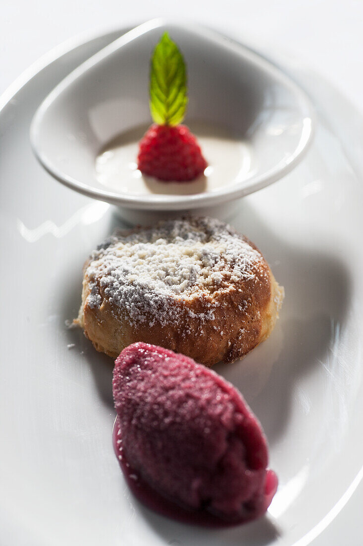 Dampfnudel mit Himbeersorbet und Vanillesoße