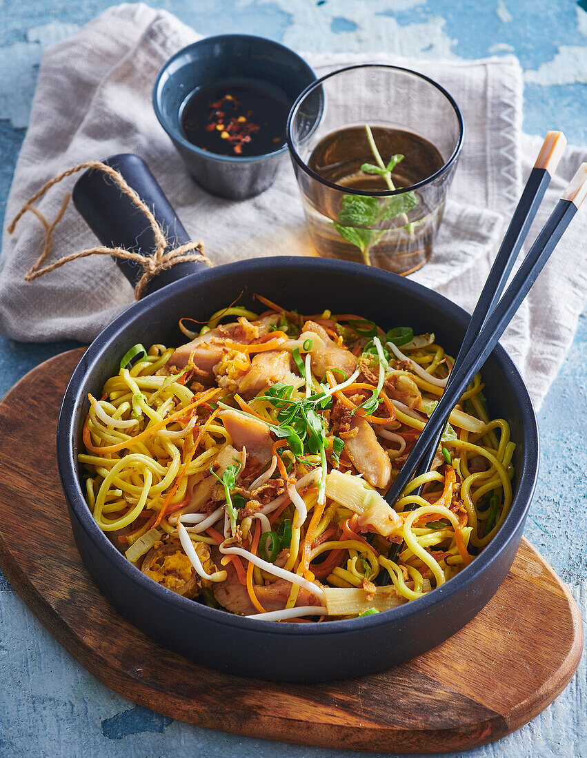 Hähnchen-Nudelpfanne nach chinesischer Art