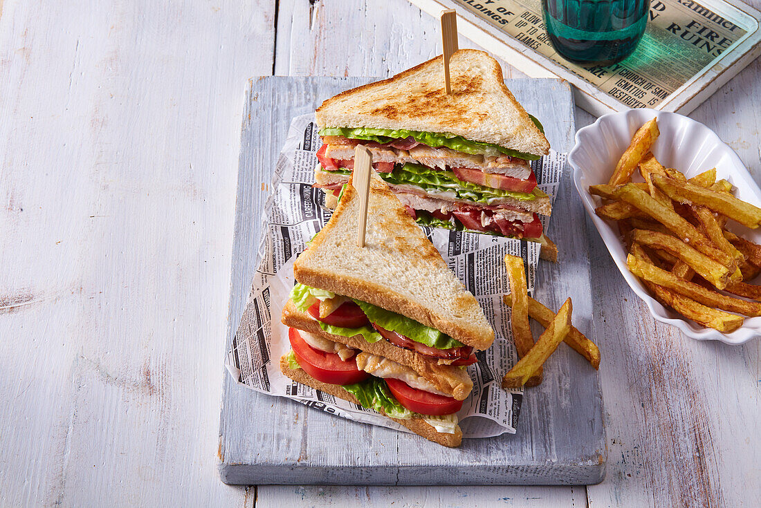 Club-Sandwich mit Pommes Frites