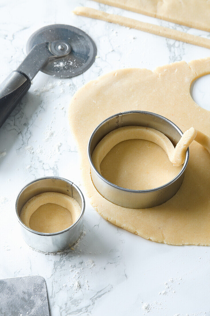 Cutting out shortcrust pastry for tartlets