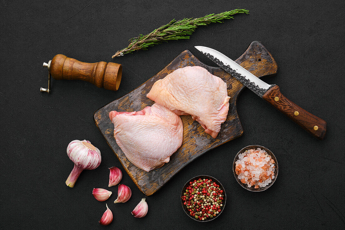 Raw chicken drumsticks with garlic and spices