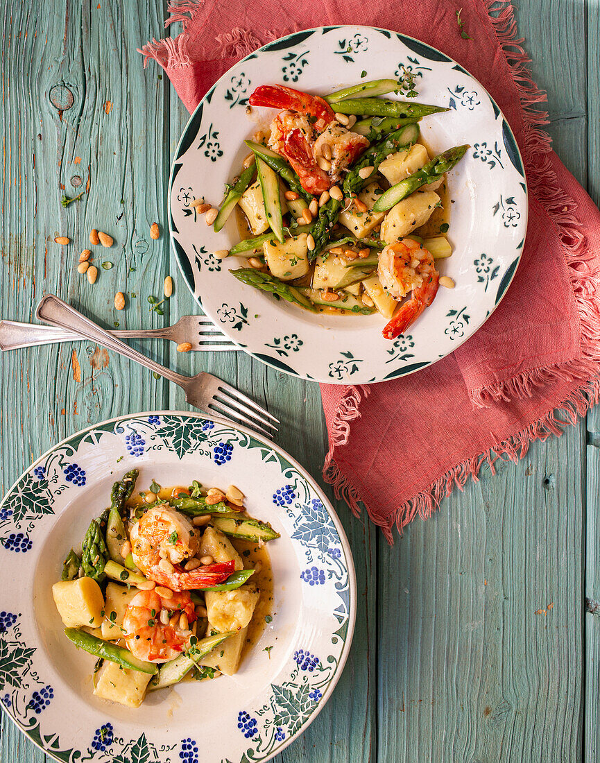 Ñoquis mit Spargel und Scampi im Honig-Weißwein-Sud