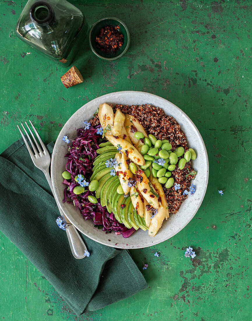 Rotkohl-Spargel-Bowl mit rotem Quinoa, Avocado und Sojabohnenkernen