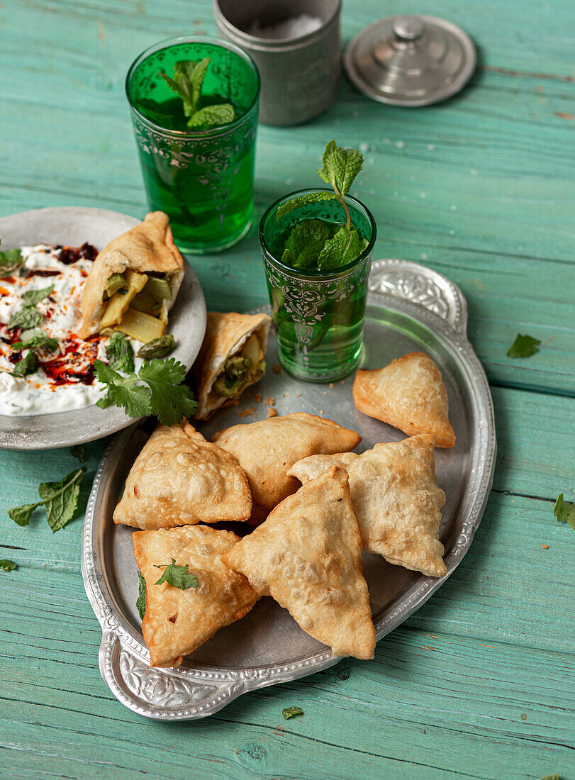 Spargel-Samosas mit Zitronen-Koriander-Dip