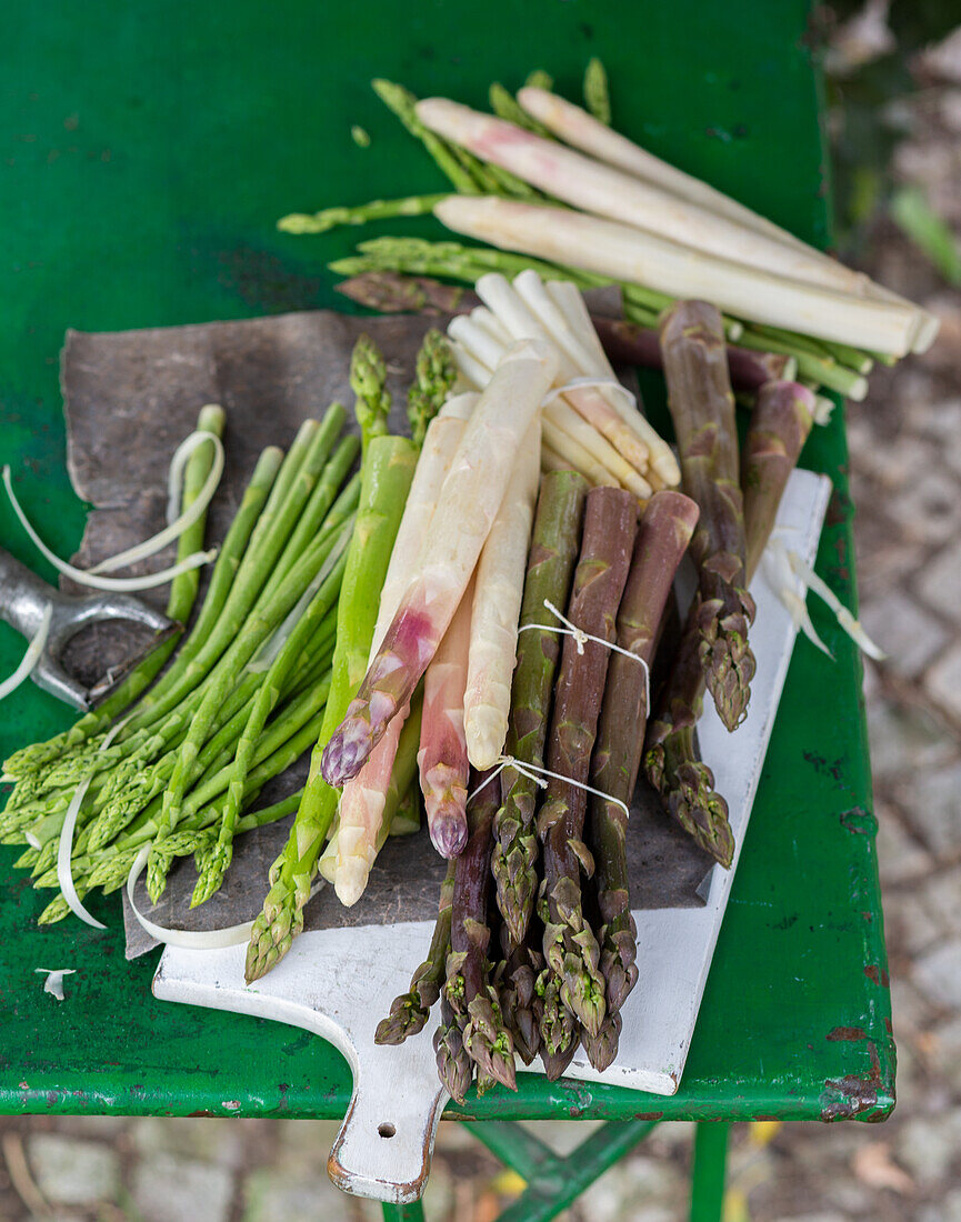 Violetter, weißer und grüner Spargel