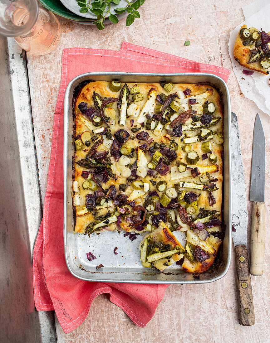 Focaccia mit Spargel-Trio, Kapern und Sardellen