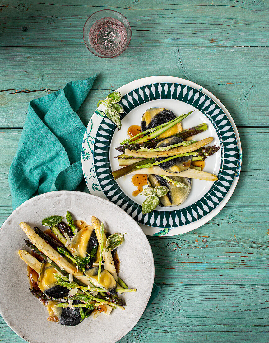 Stracchino-Ravioli mit buntem Spargel