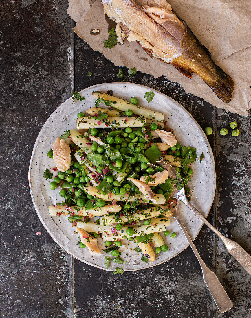 Spargel-Erbsen-Salat mit Räucherforelle