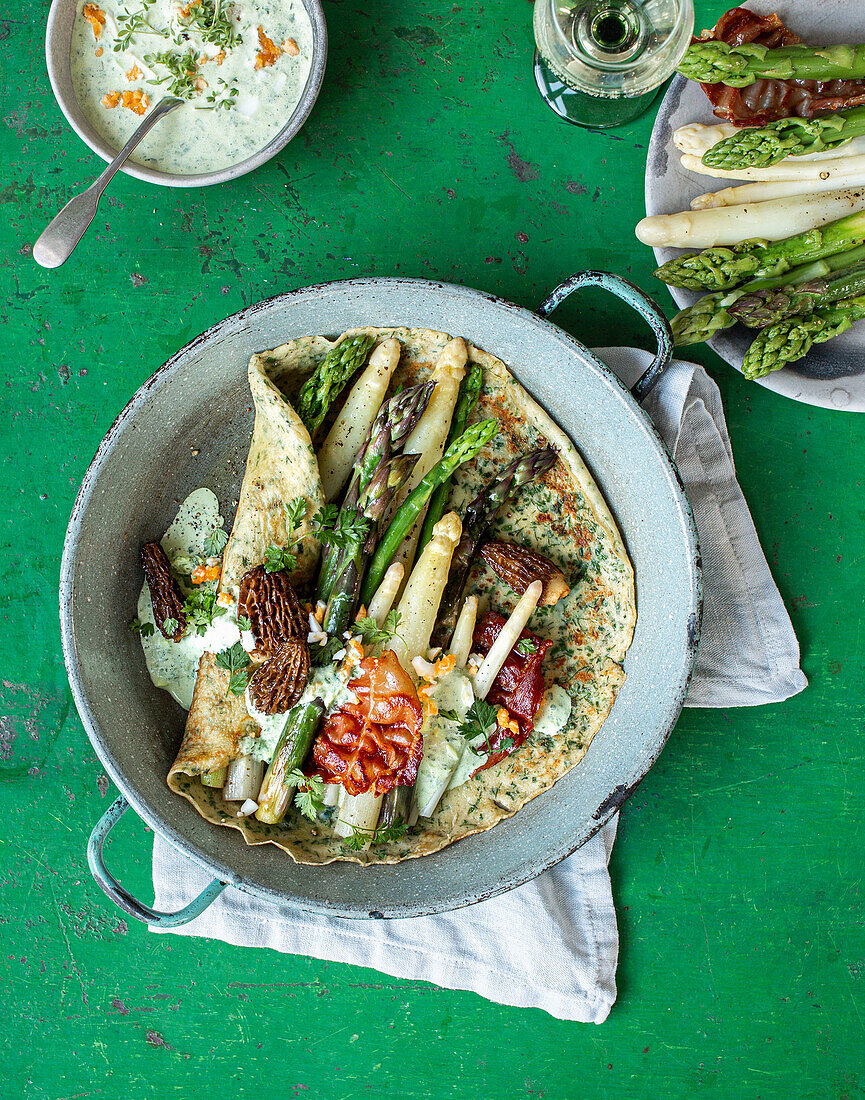 Dreierlei Spargel mit Morcheln, Kräutercreme und Speck im Pfannkuchen