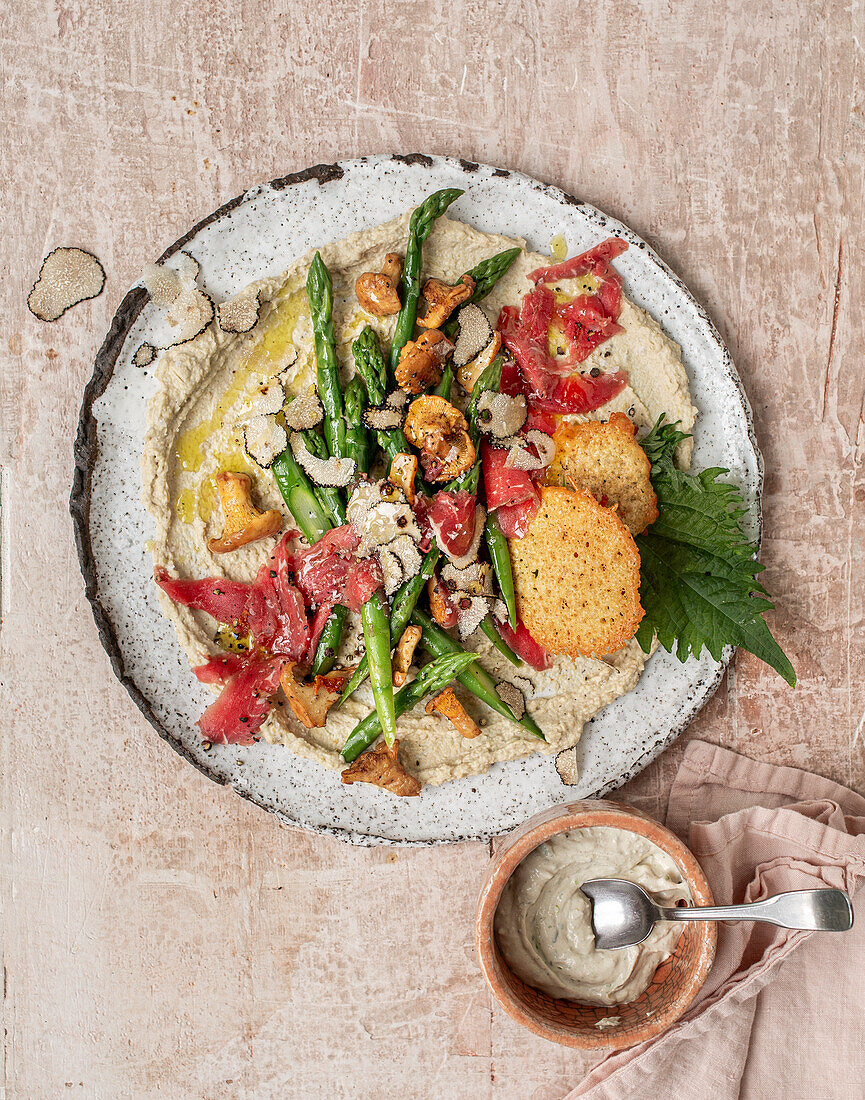 Getrüffelter Spargel und Carpaccio auf Hummus