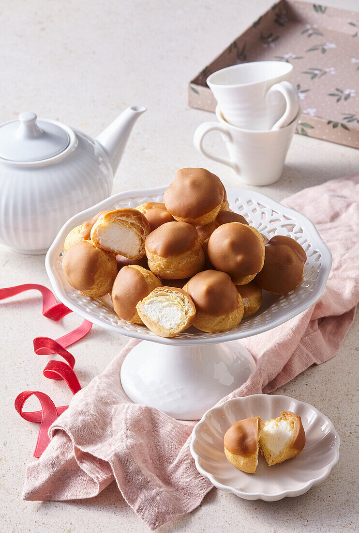 Profiteroles mit Sahnefüllung und Karamellglasur