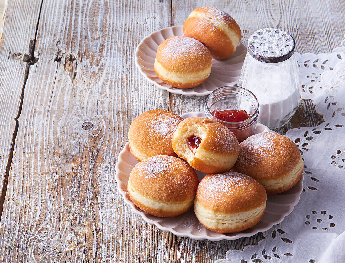 Krapfen mit Marmelade und Puderzucker