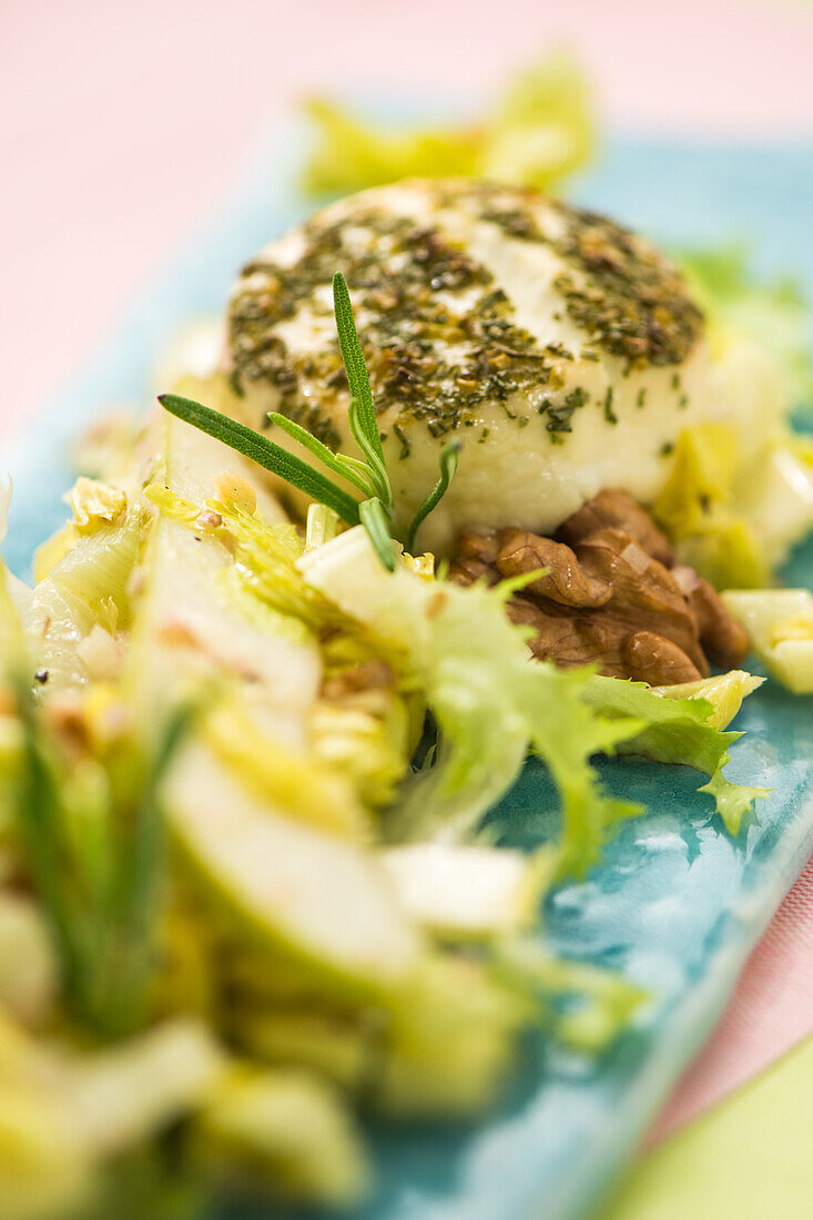 Salat vom Staudensellerie mit Walnüssen, Birne und Ziegenkäse