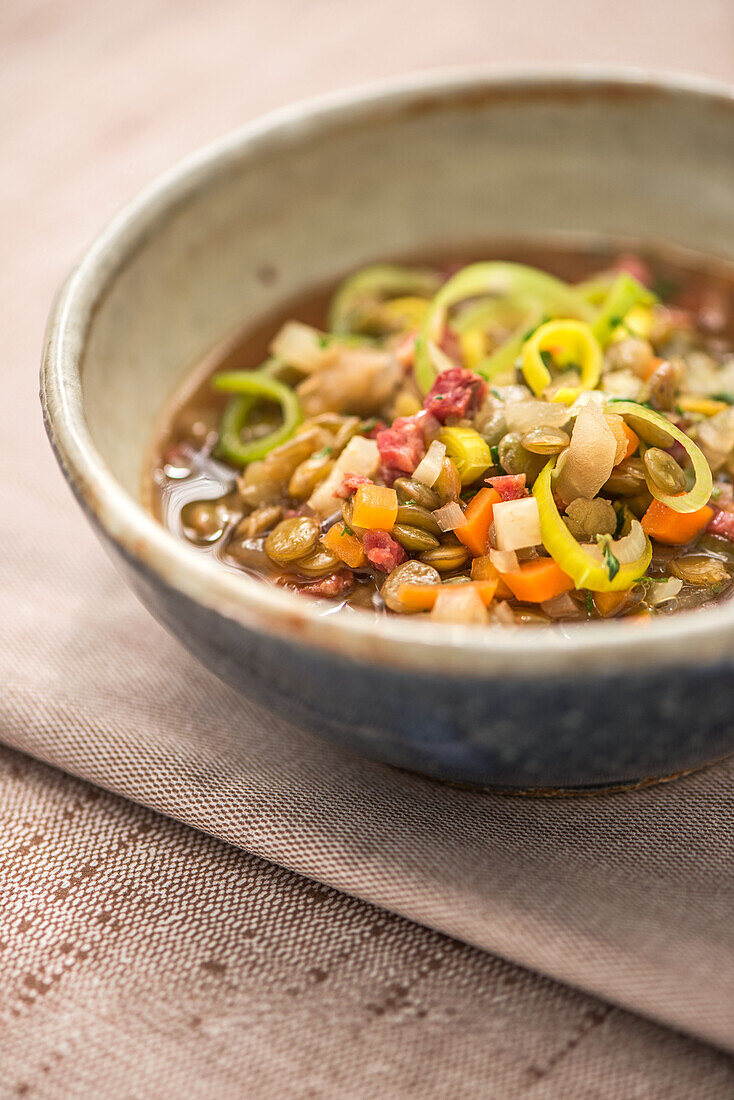 Linsensuppe mit Gemüse und Speck