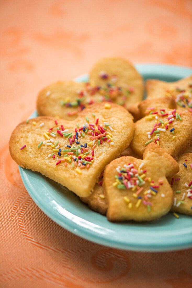 Butterplätzchen mit bunten Zuckerstreuseln