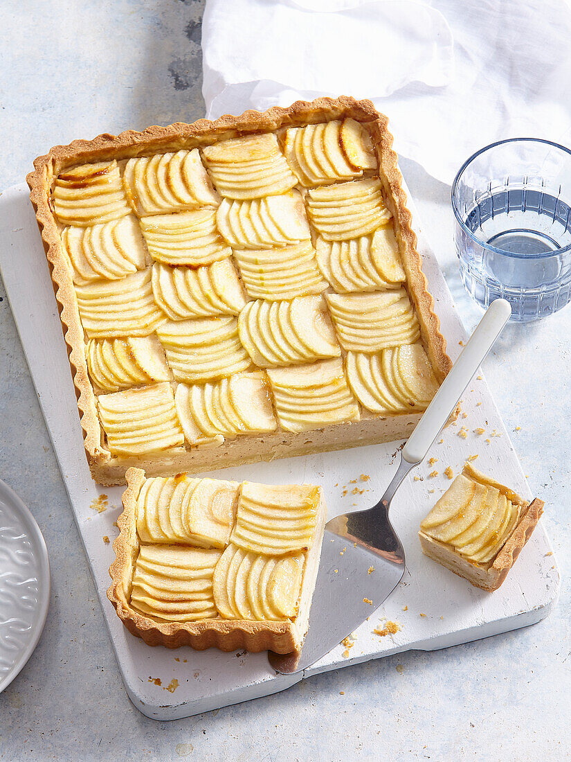 Apple and cinnamon pudding cake from the tray