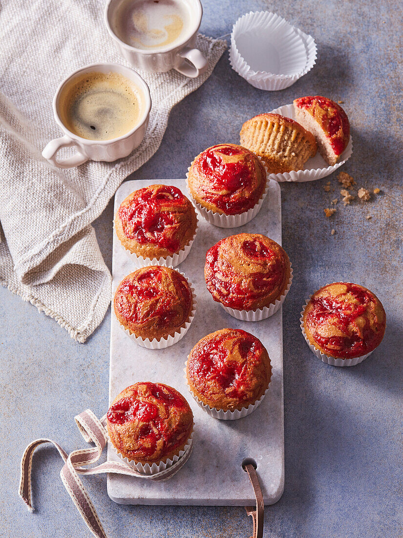 Apfel-Erdnussbutter-Muffins mit Erdbeeren