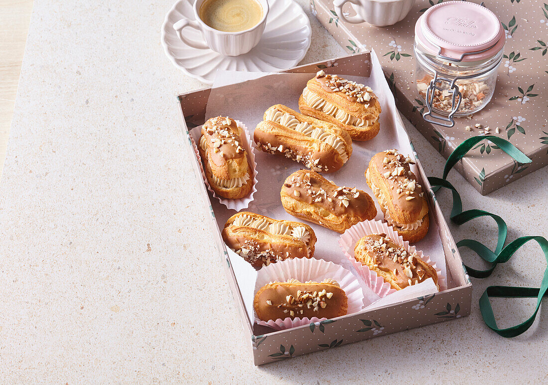 Éclairs mit Karamellcreme und Mandeln