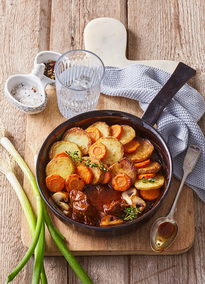 Schweineragout mit Kartoffeln und Gemüse