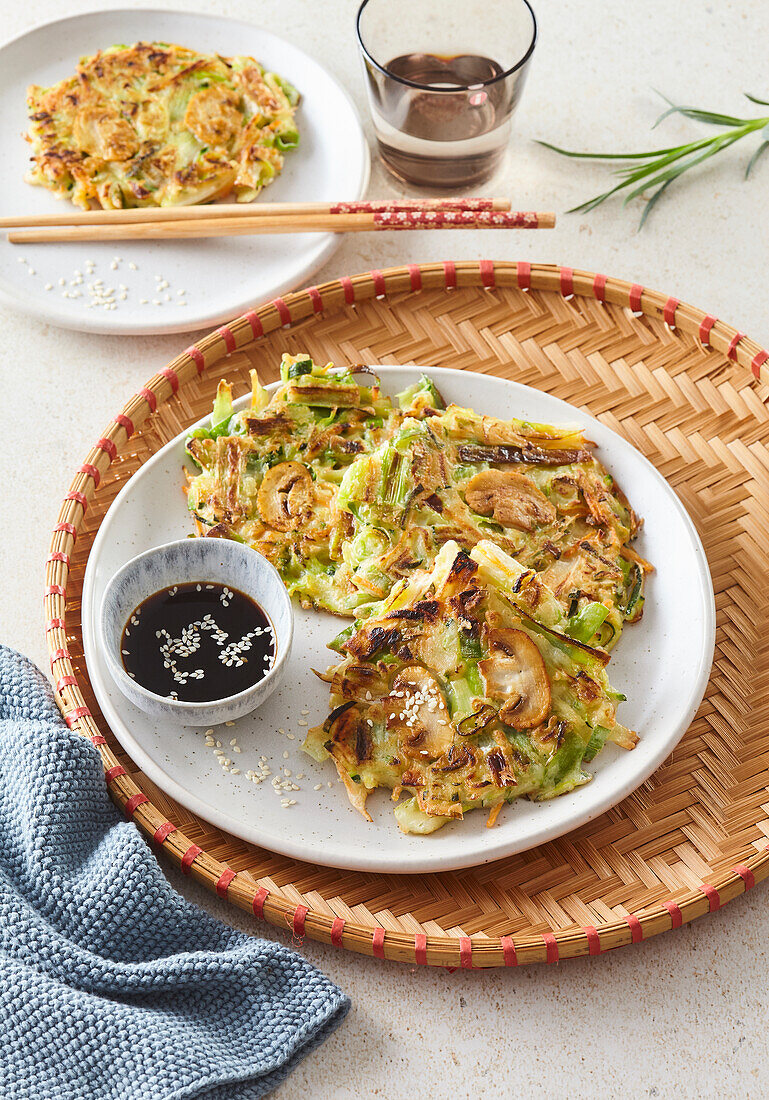 Yachaejeon (koreanische Gemüsepuffer) mit Dip-Sauce