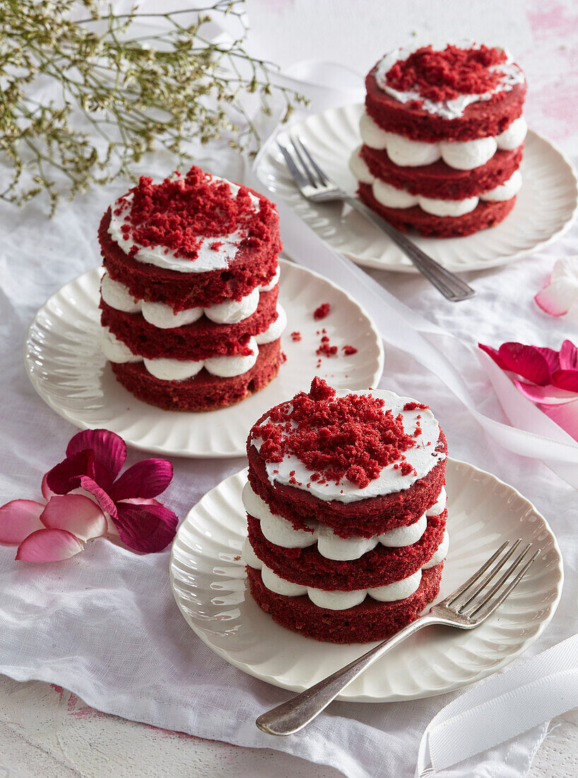 Mini red velvet cakes with cream cheese cream