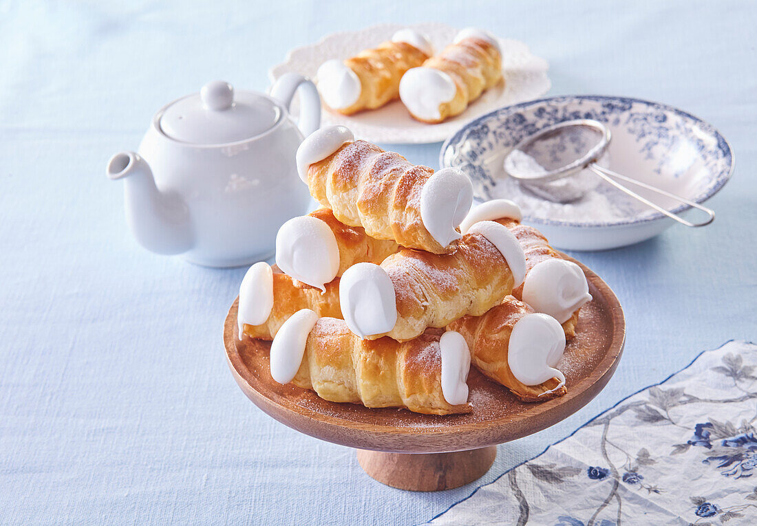 Schaumrollen mit Zitronencreme und Baiser