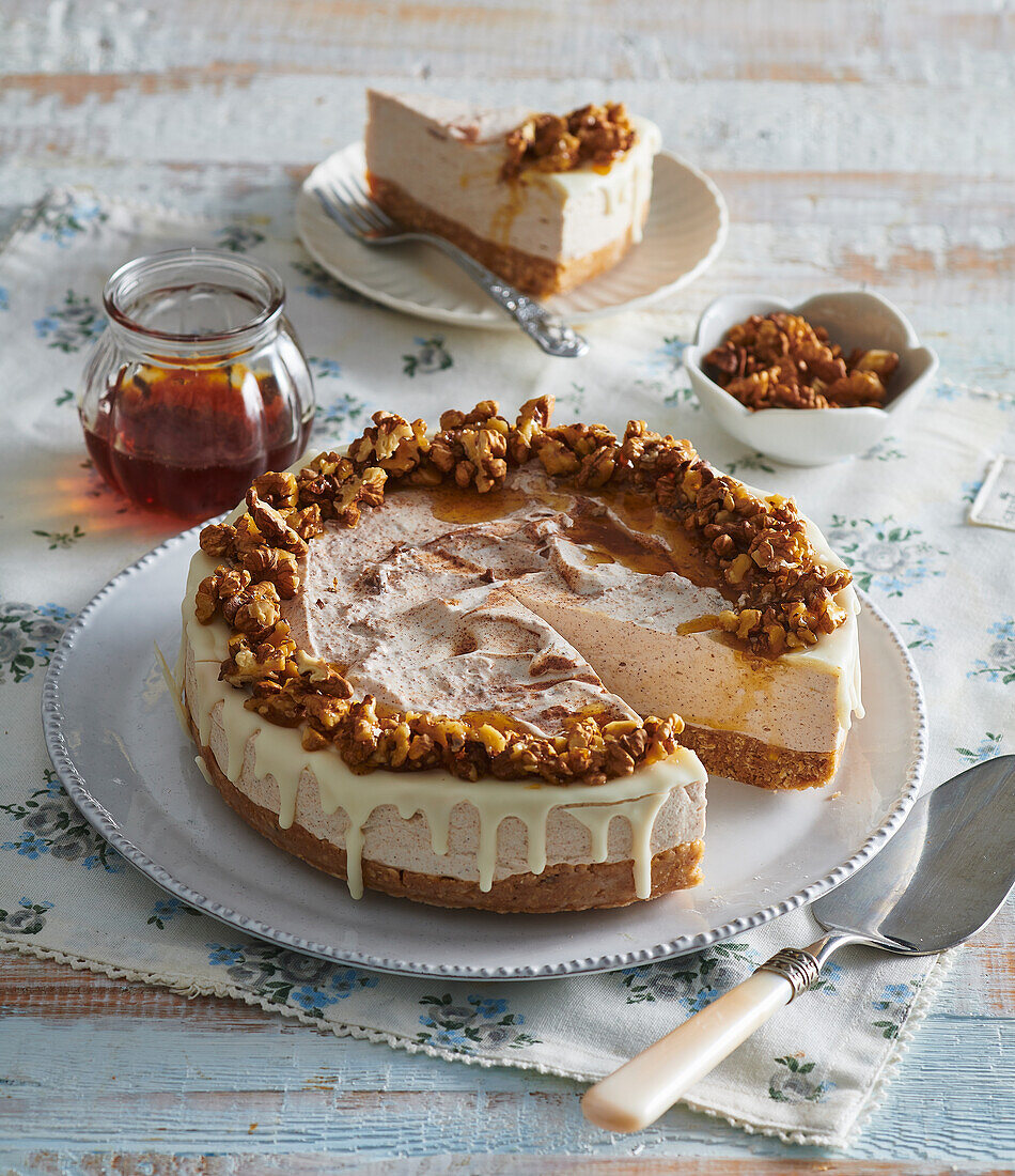 No-bake cinnamon cream cake with walnuts and honey