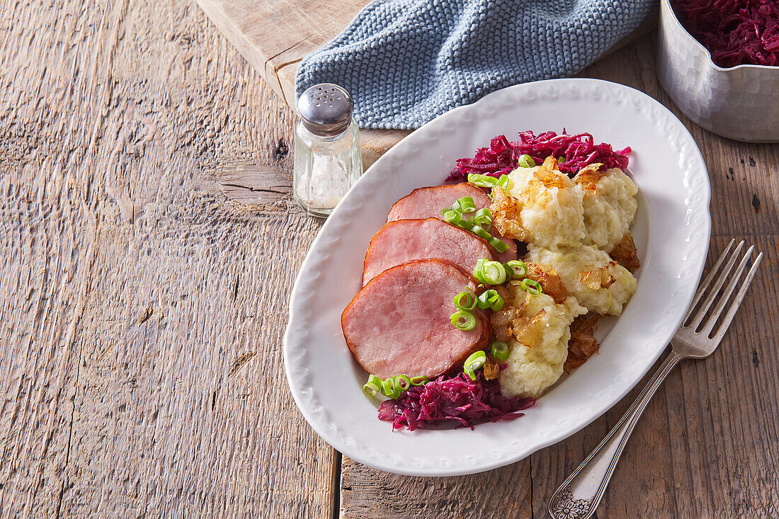 Kasseler vom Schwein mit Kartoffelklößen und Rotkohl